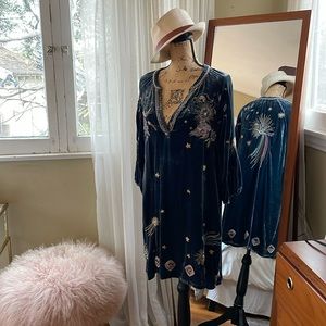 Selah Velvet puff sleeve Raglan Dress